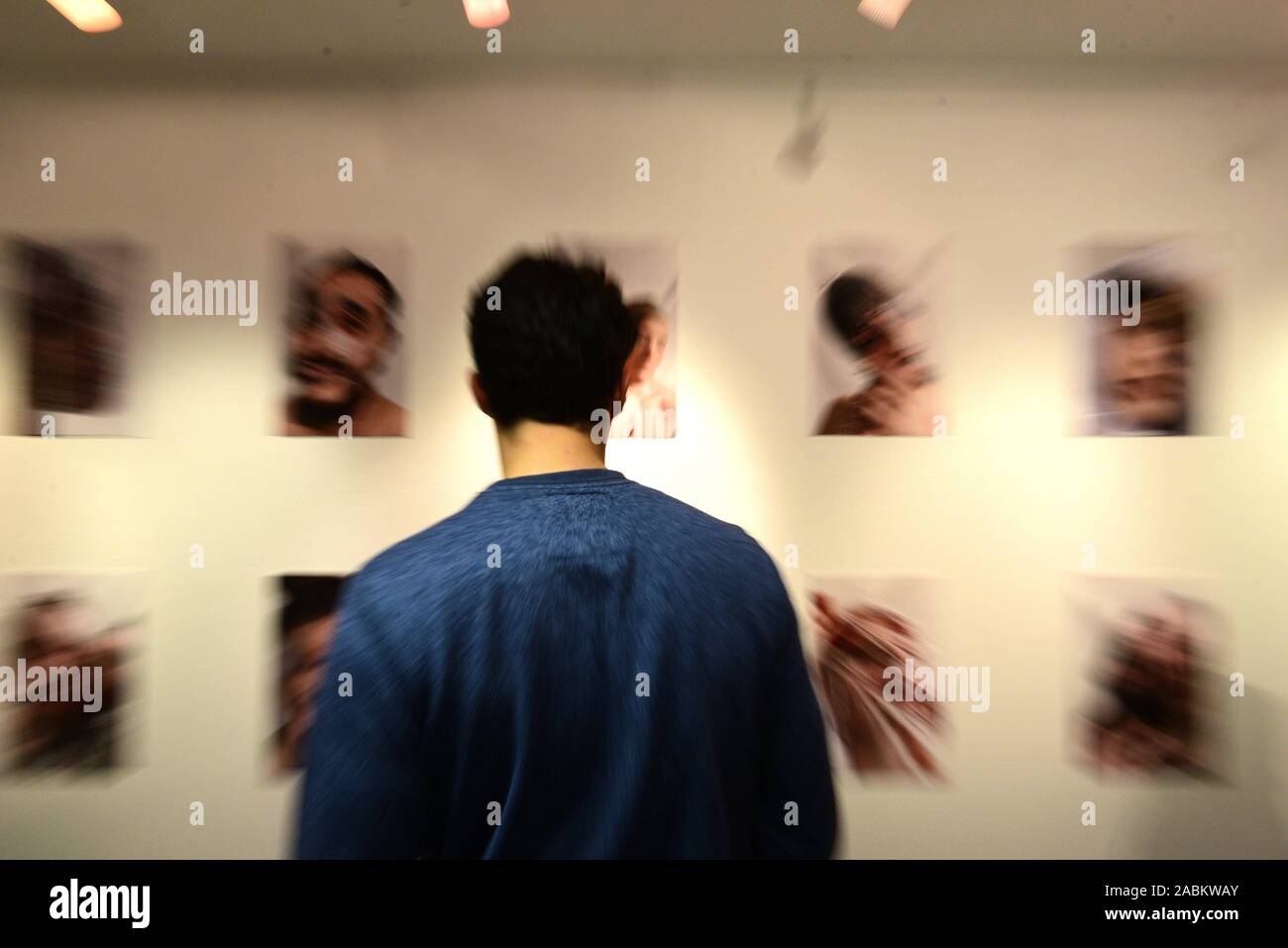 Vernissage de l'exposition '10 im Quadrat Volume 3' par la couleur de la boutique Feierwerk. 10 jeunes photographes présents leurs portraits de 10 artistes à l'invitation de la "Junge leute' page de la Süddeutsche Zeitung. [Traduction automatique] Banque D'Images