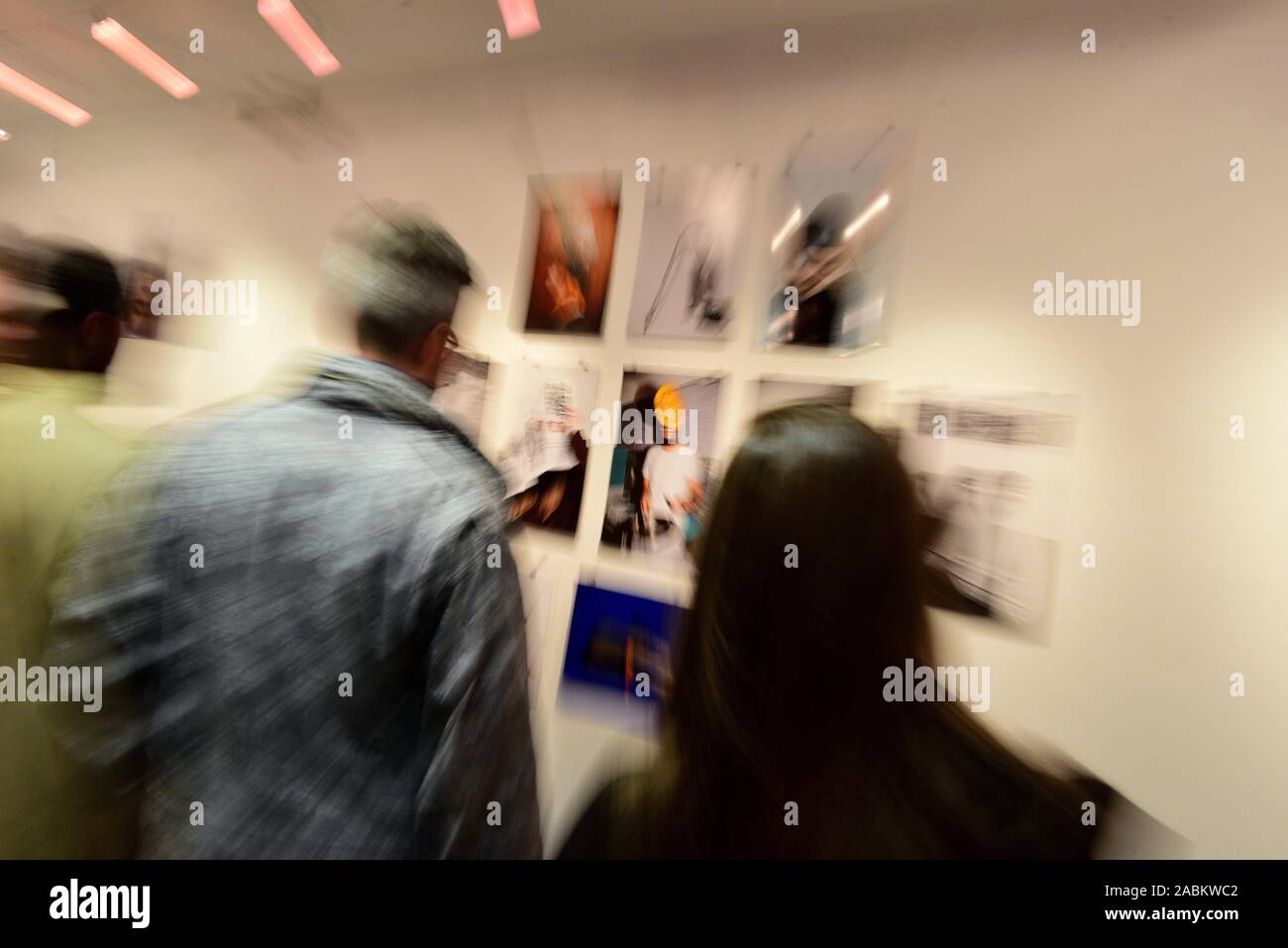 Vernissage de l'exposition '10 im Quadrat Volume 3' par la couleur de la boutique Feierwerk. 10 jeunes photographes présents leurs portraits de 10 artistes à l'invitation de la "Junge leute' page de la Süddeutsche Zeitung. [Traduction automatique] Banque D'Images