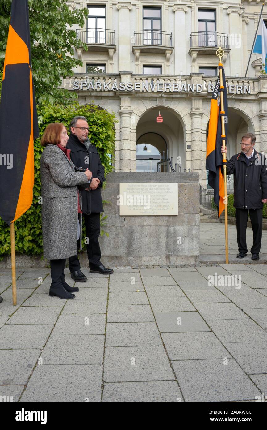 Dévoilement d'une plaque commémorative pour les 21 compagnons qui ont été innocemment dénoncée comme partisans de la République Conseil de Munich et cruellement assassiné par les troupes du gouvernement et les membres du corps libre le 6 mai 1919. La nouvelle plaque commémorative est situé en face de l'Prinz-Georg-palais sur le site historique de la criminalité à Karolinenplatz 5 à Maxvorstadt. L'inauguration a été suivie par l'écrivain et l'initiateur, Hella Schlumberger, Frank Walthes du Versicherungskammer Bayern, Mgr Christoph Huber de la Kolping Society et Andreas Bieberbach, le Comité de district. Banque D'Images