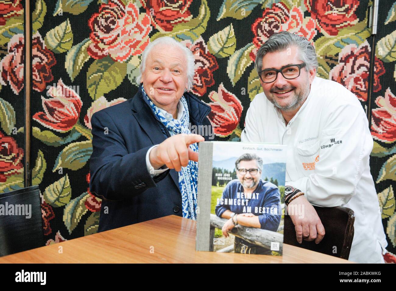 Plat chef et chef, Hans Jörg Bachmeier (à droite) présente son nouveau livre 'Heimat schmeckt am besten' ('Home meilleur goût') au restaurant Blauer Bock sur Munich's Reichenbachstraße 13. Star chef Eckart Witzigmann (l.) est également présente. [Traduction automatique] Banque D'Images