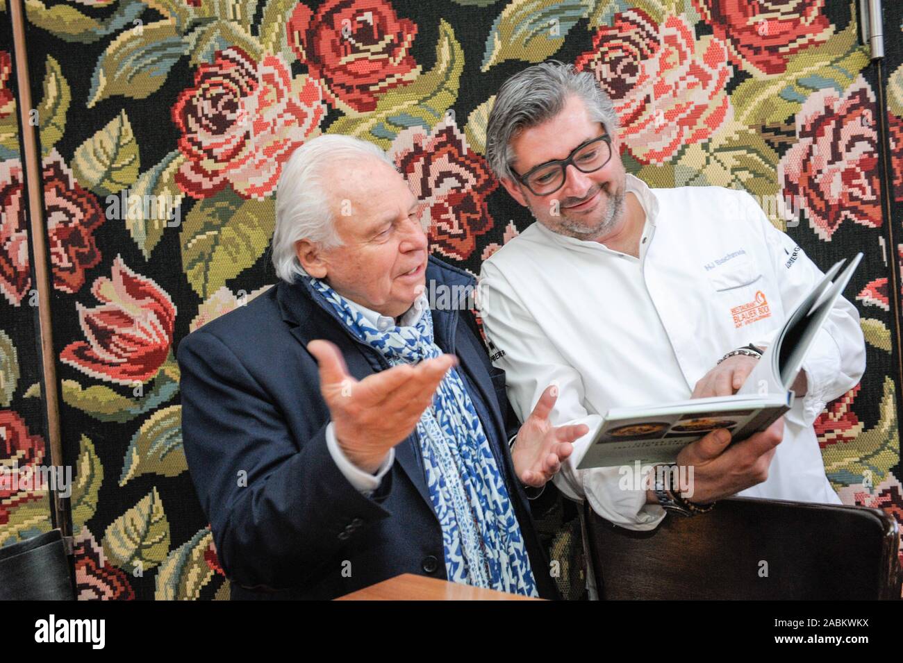 Plat chef et chef, Hans Jörg Bachmeier (à droite) présente son nouveau livre 'Heimat schmeckt am besten' ('Home meilleur goût') au restaurant Blauer Bock sur Munich's Reichenbachstraße 13. Star chef Eckart Witzigmann (l.) est également présente. [Traduction automatique] Banque D'Images