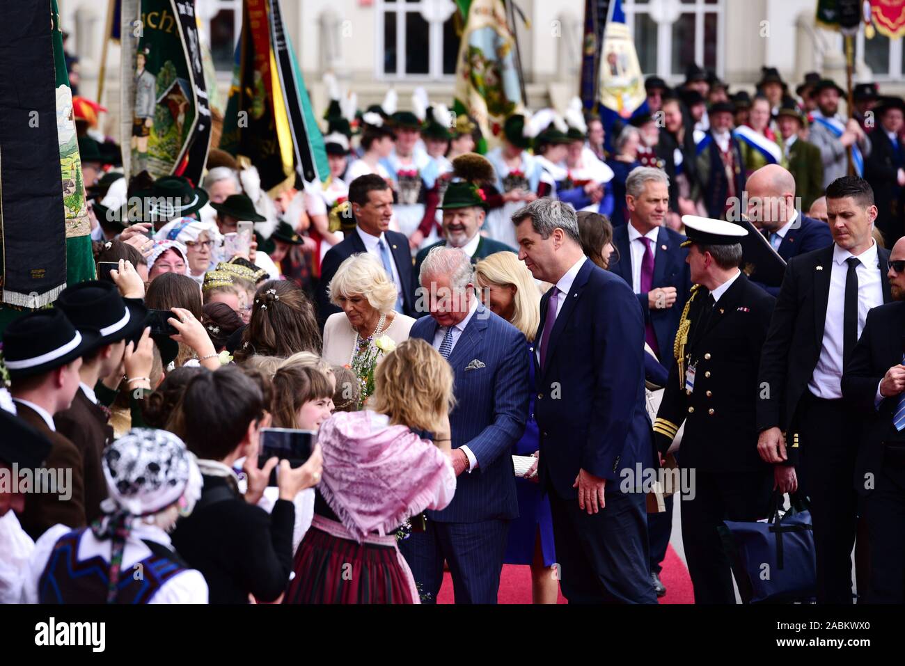 Le Prince Charles et la duchesse Camilla visiter la capitale nationale Munich dans le cadre d'un voyage de quatre jours en Allemagne. La photo montre la famille royale britannique, accompagné par le Premier Ministre bavarois Markus Söder (à droite) et son épouse Karin sur le tapis rouge à Max-Joseph-Platz. [Traduction automatique] Banque D'Images