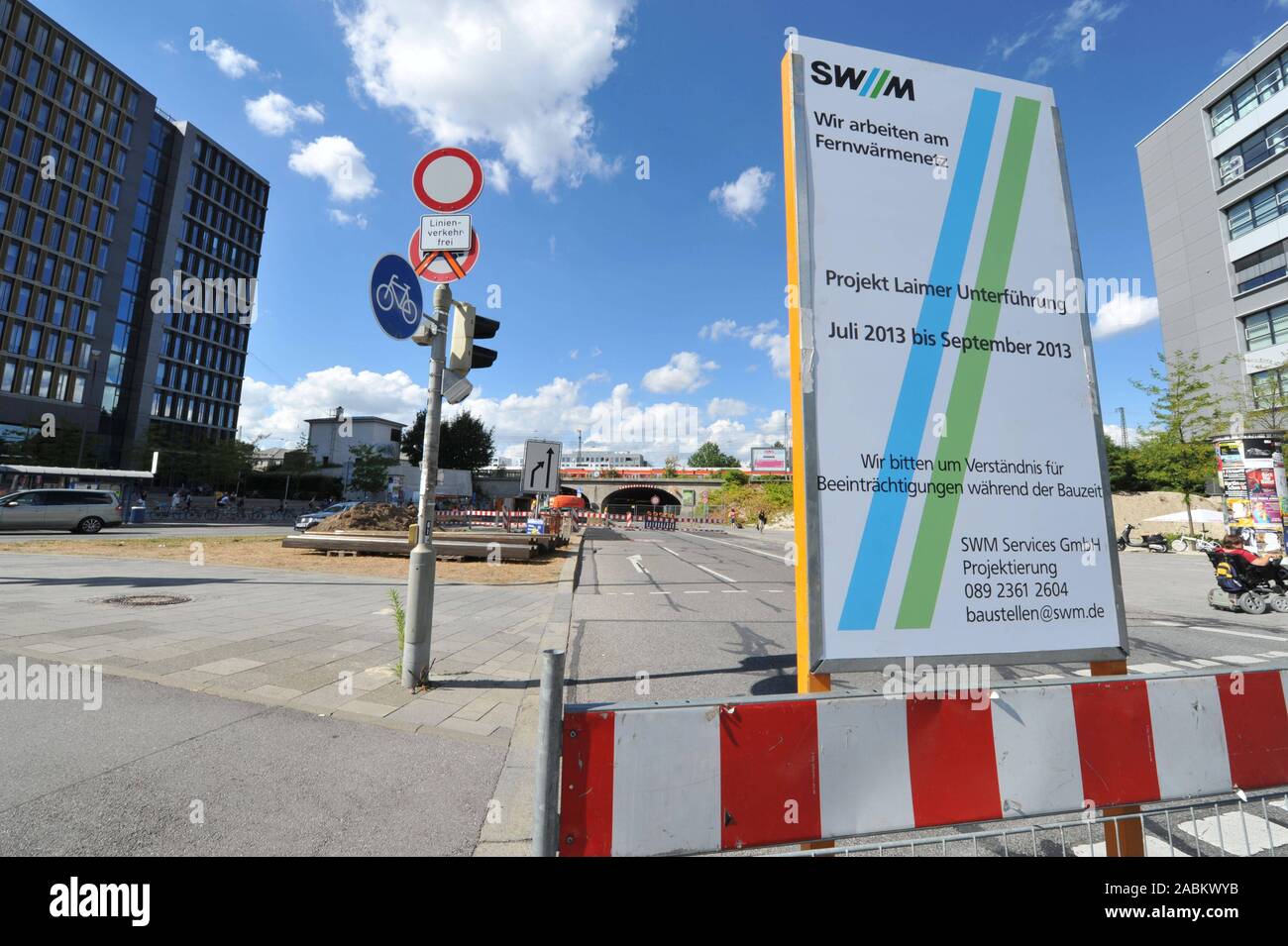 En raison de travaux de construction pour poser le chauffage urbain canalisations pour le Stadtwerke München Laimer, le tube est fermé à la circulation. [Traduction automatique] Banque D'Images