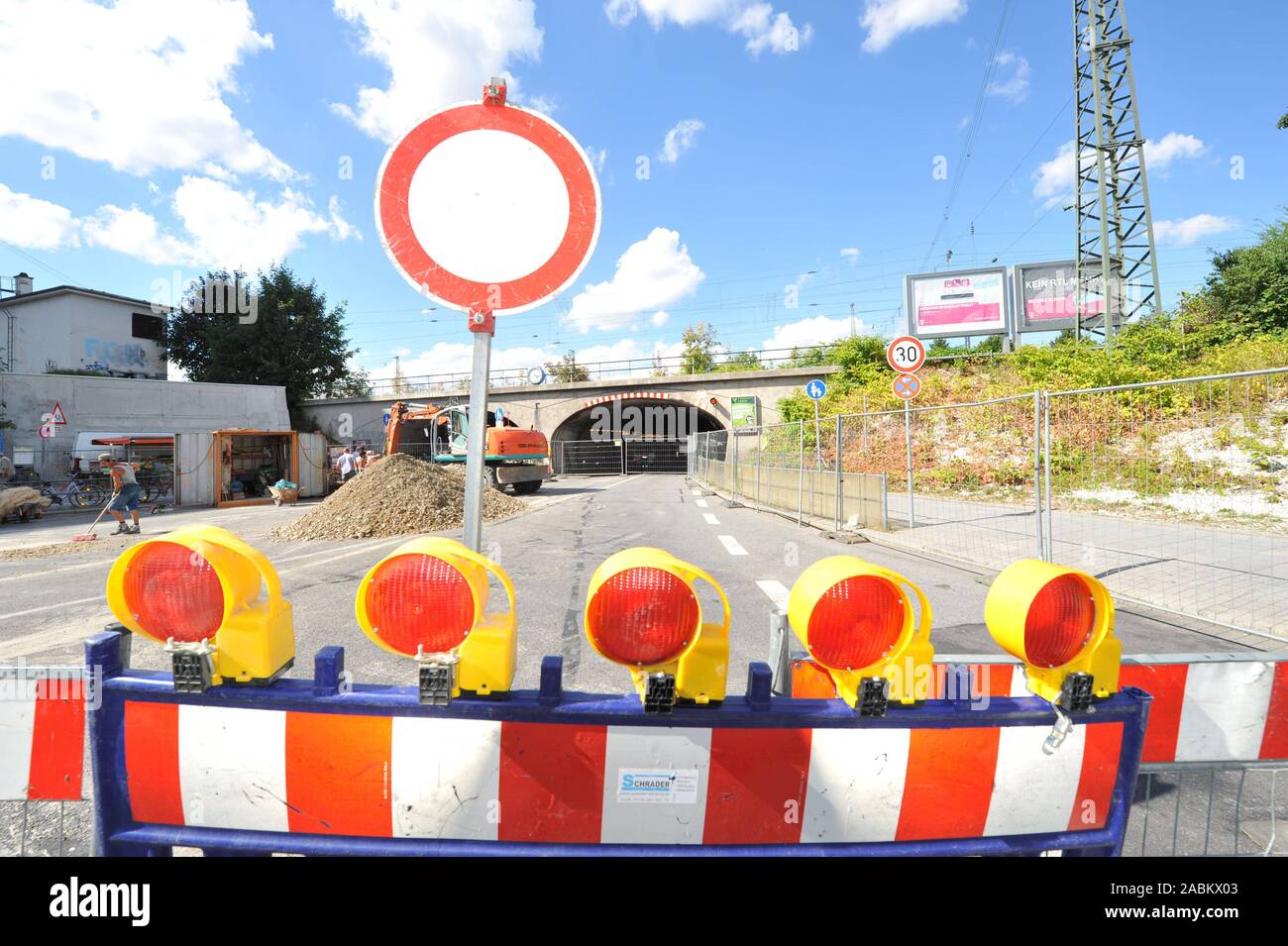 En raison de travaux de construction pour poser le chauffage urbain canalisations pour le Stadtwerke München Laimer, le tube est fermé à la circulation. [Traduction automatique] Banque D'Images