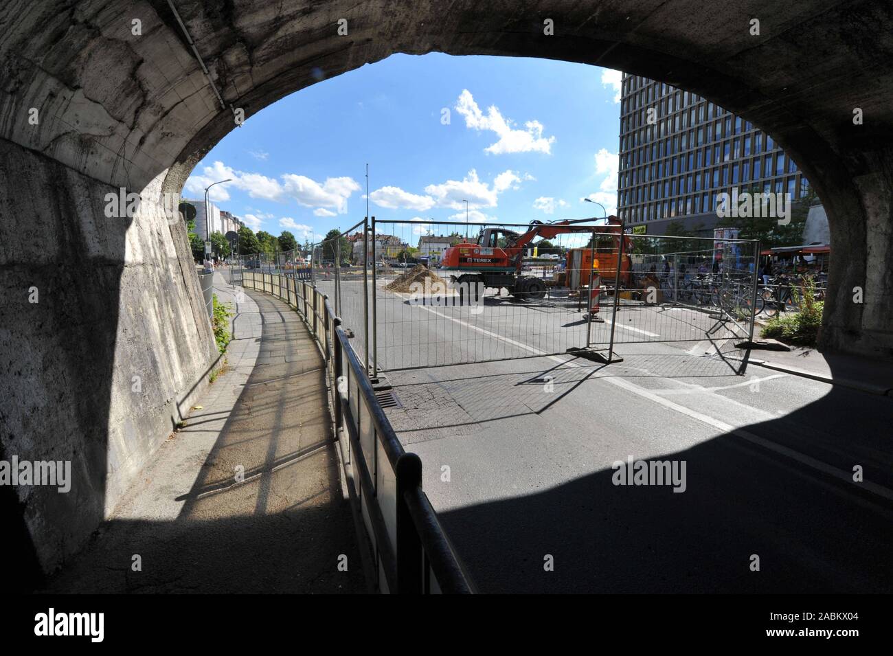 En raison de travaux de construction pour poser le chauffage urbain canalisations pour le Stadtwerke München Laimer, le tube est fermé à la circulation. [Traduction automatique] Banque D'Images