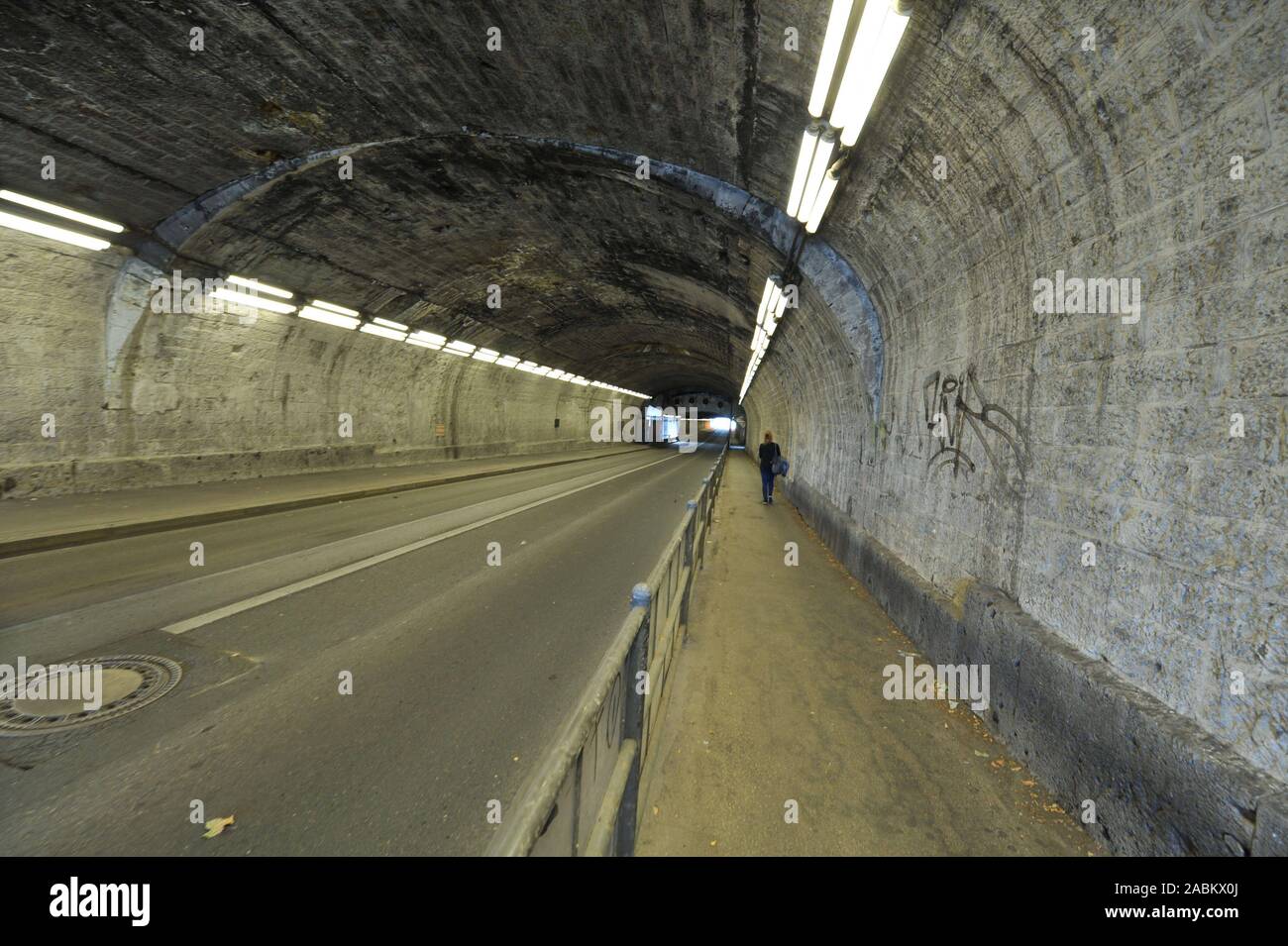 En raison de travaux de construction pour poser le chauffage urbain canalisations pour le Stadtwerke München Laimer, le tube est fermé à la circulation. [Traduction automatique] Banque D'Images