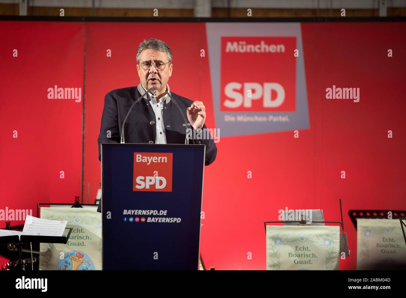 L'ancien président du parti, Sigmar Gabriel, parle comme un orateur invité à la soirée festive du SPD dans la tente à bière sur la Truderinger festival du printemps. [Traduction automatique] Banque D'Images