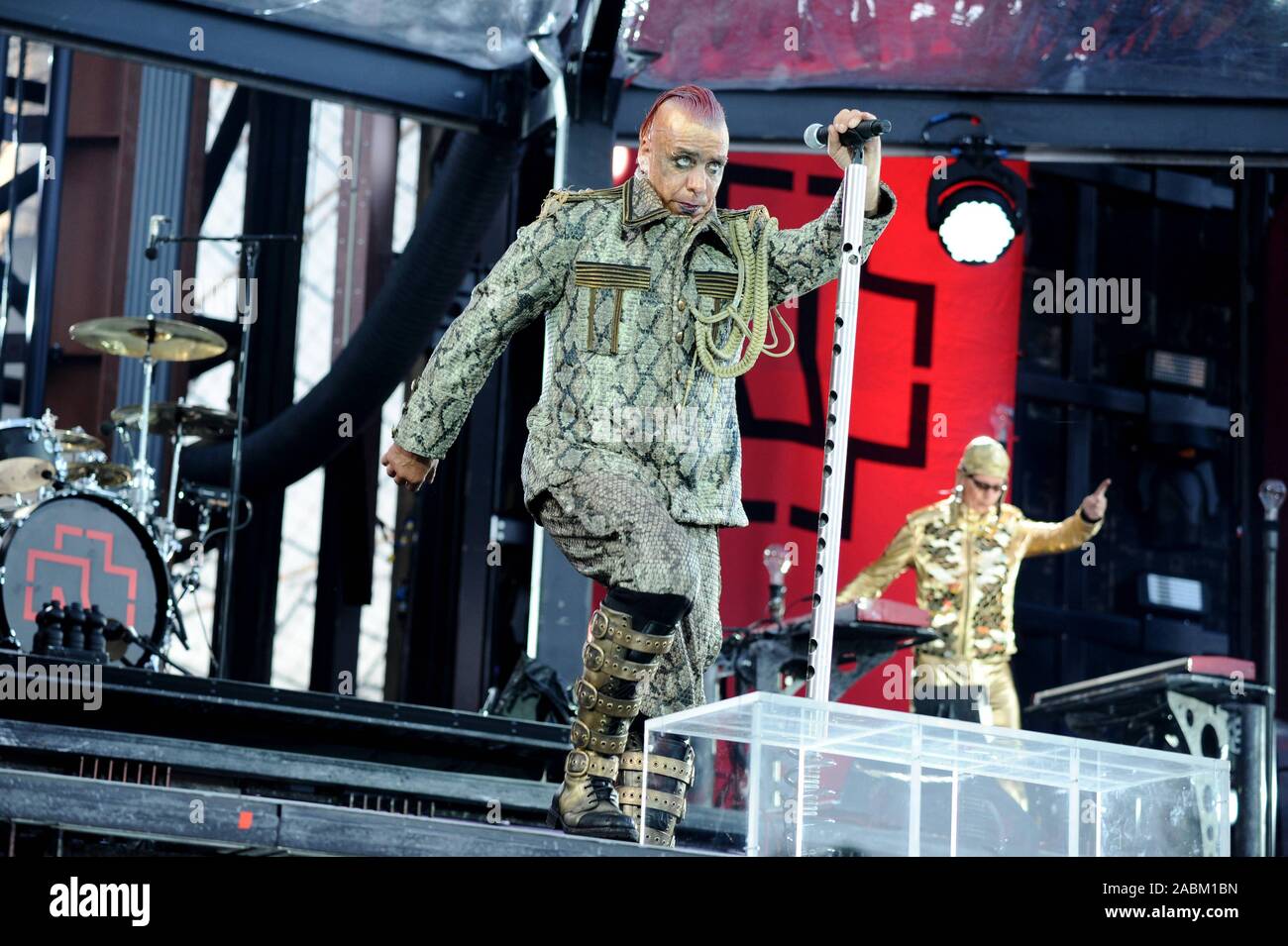 Chanteur avant de la bande jusqu'à Lindemann Rammstein dans le stade olympique de Munich. [Traduction automatique] Banque D'Images