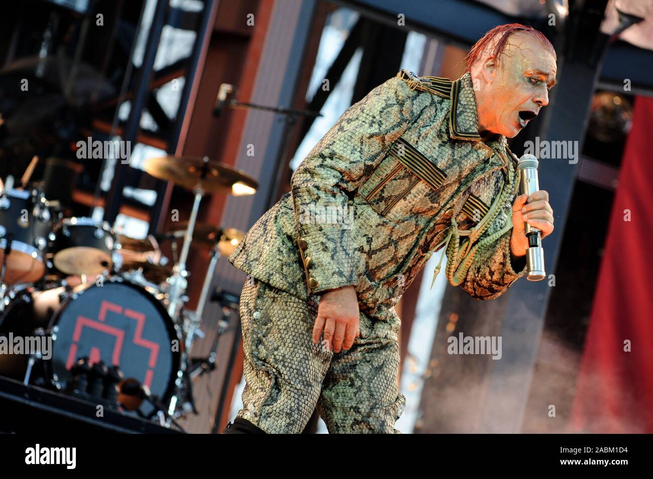 Chanteur avant de la bande jusqu'à Lindemann Rammstein dans le stade olympique de Munich. [Traduction automatique] Banque D'Images