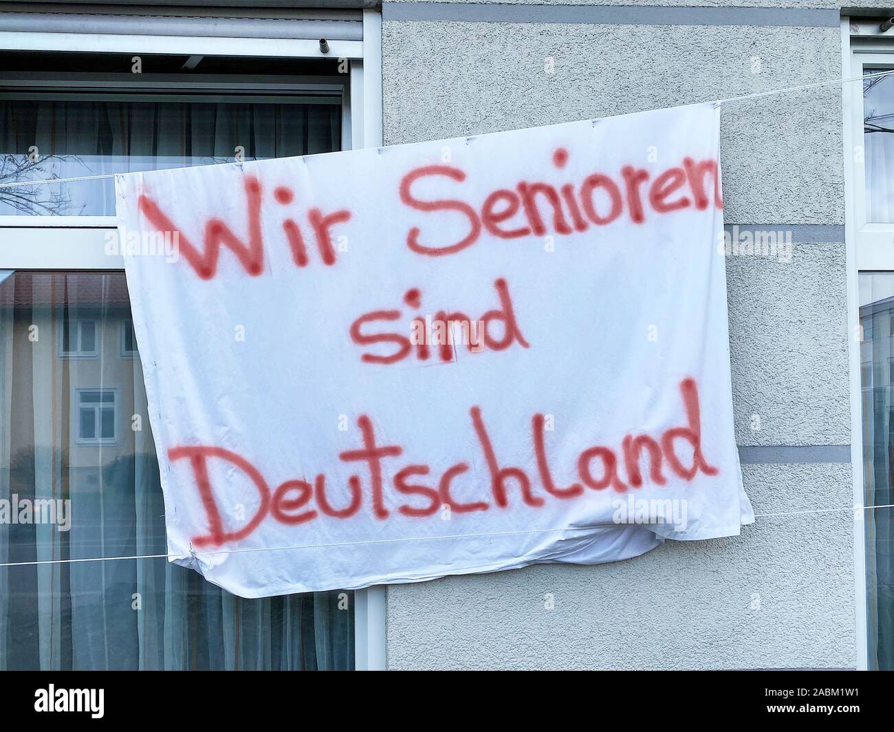 Bannière en avant d'une maison de soins infirmiers de l'Allemagne avec texte nous les personnes âgées sont l'Allemagne ( Wir Senioren sind Deutschland ) Banque D'Images