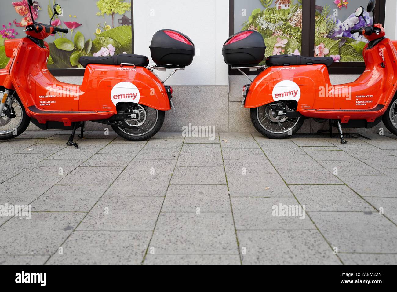 Scooter électrique de l'entreprise 'Emmy' dans quartier Haidhausen. [Traduction automatique] Banque D'Images