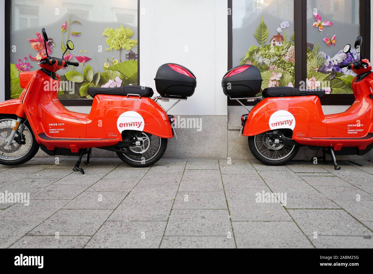 Scooter électrique de l'entreprise 'Emmy' dans quartier Haidhausen. [Traduction automatique] Banque D'Images