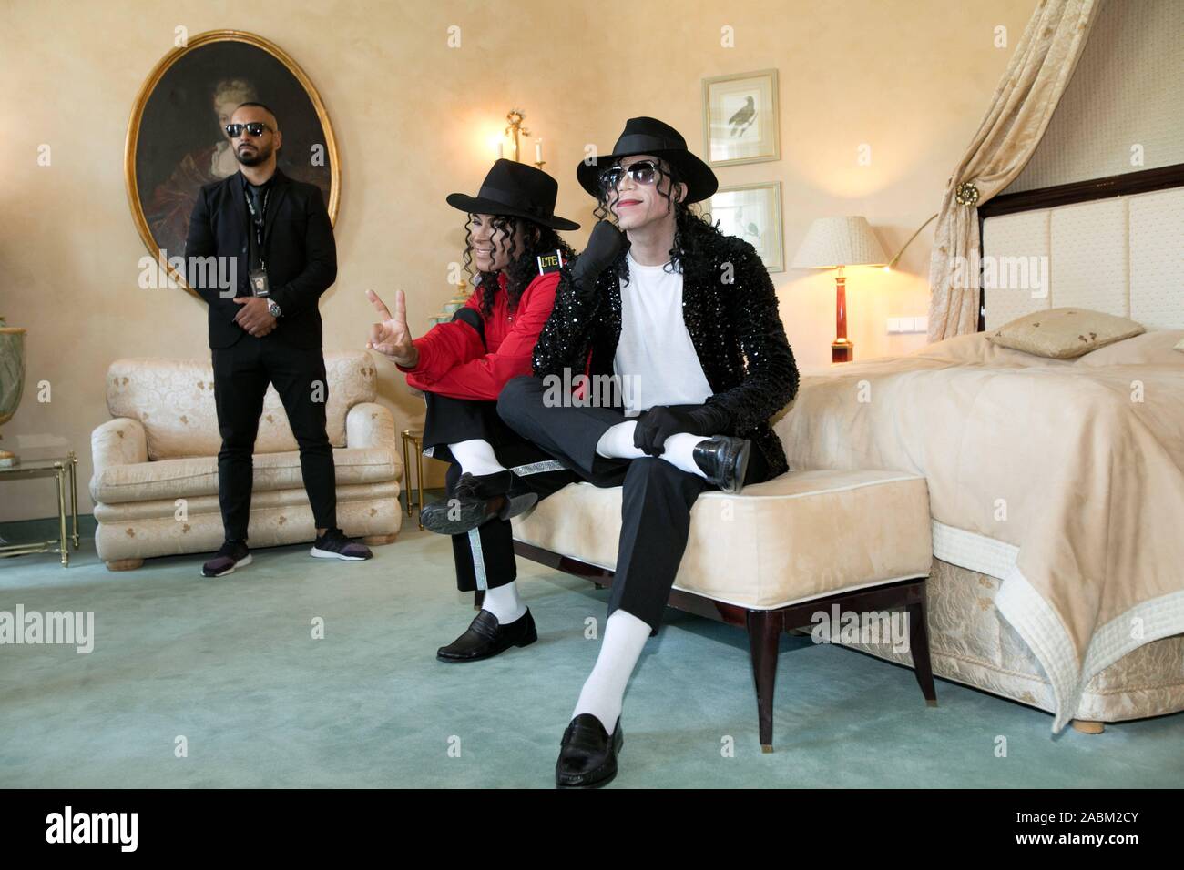 Service commémoratif avec deux Michael Jackson acteurs de la comédie  musicale : Beat it ! À l'avant et à l'hôtel Bayerischer Hof sur le 10e  anniversaire de la mort de la pop