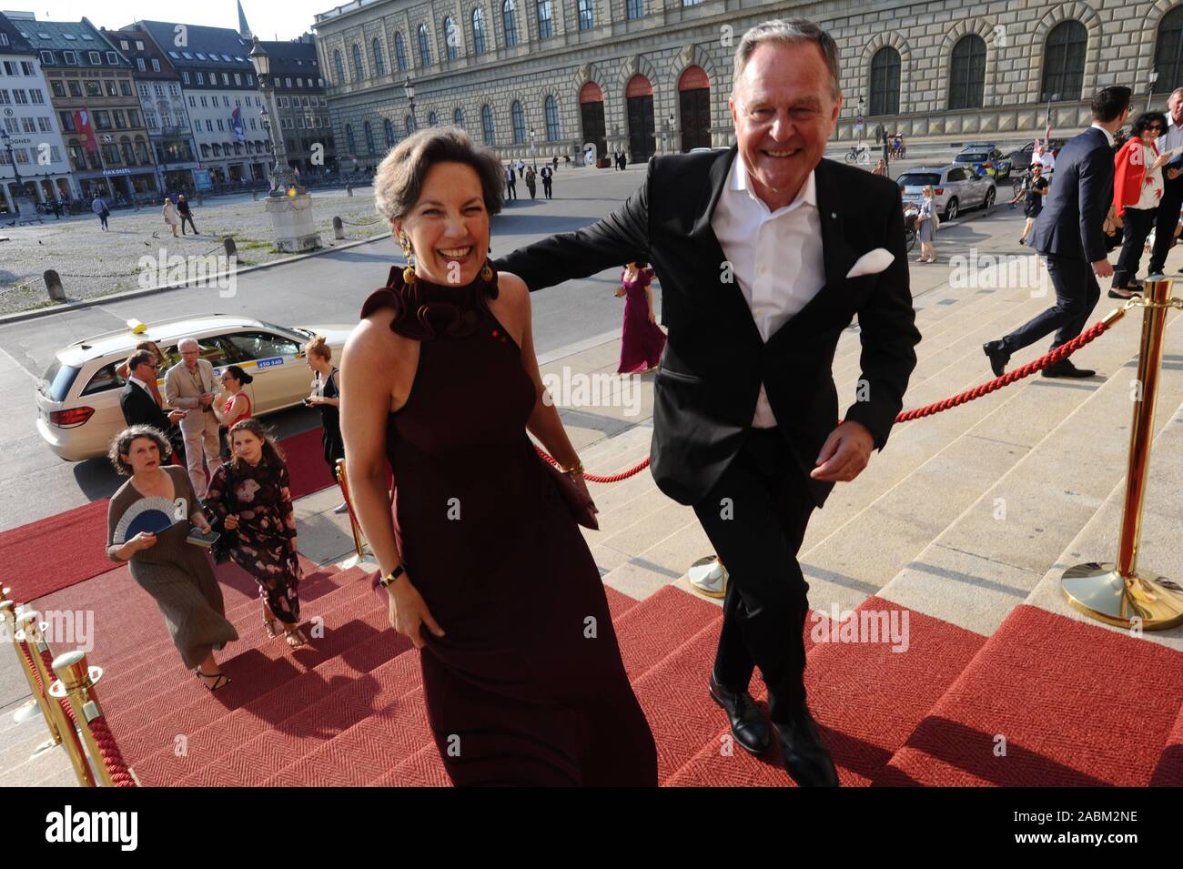 Wolfgang Heubisch avec son épouse Barbara sur le chemin à la première de l'opéra de Richard Strauss 'Salome' au Festival d'Opéra de Munich en 2019. [Traduction automatique] Banque D'Images