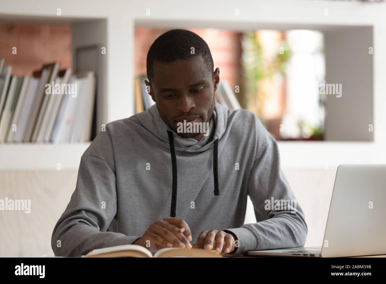L'accent africain masculin étudiant américain préparation pour examen final. Banque D'Images
