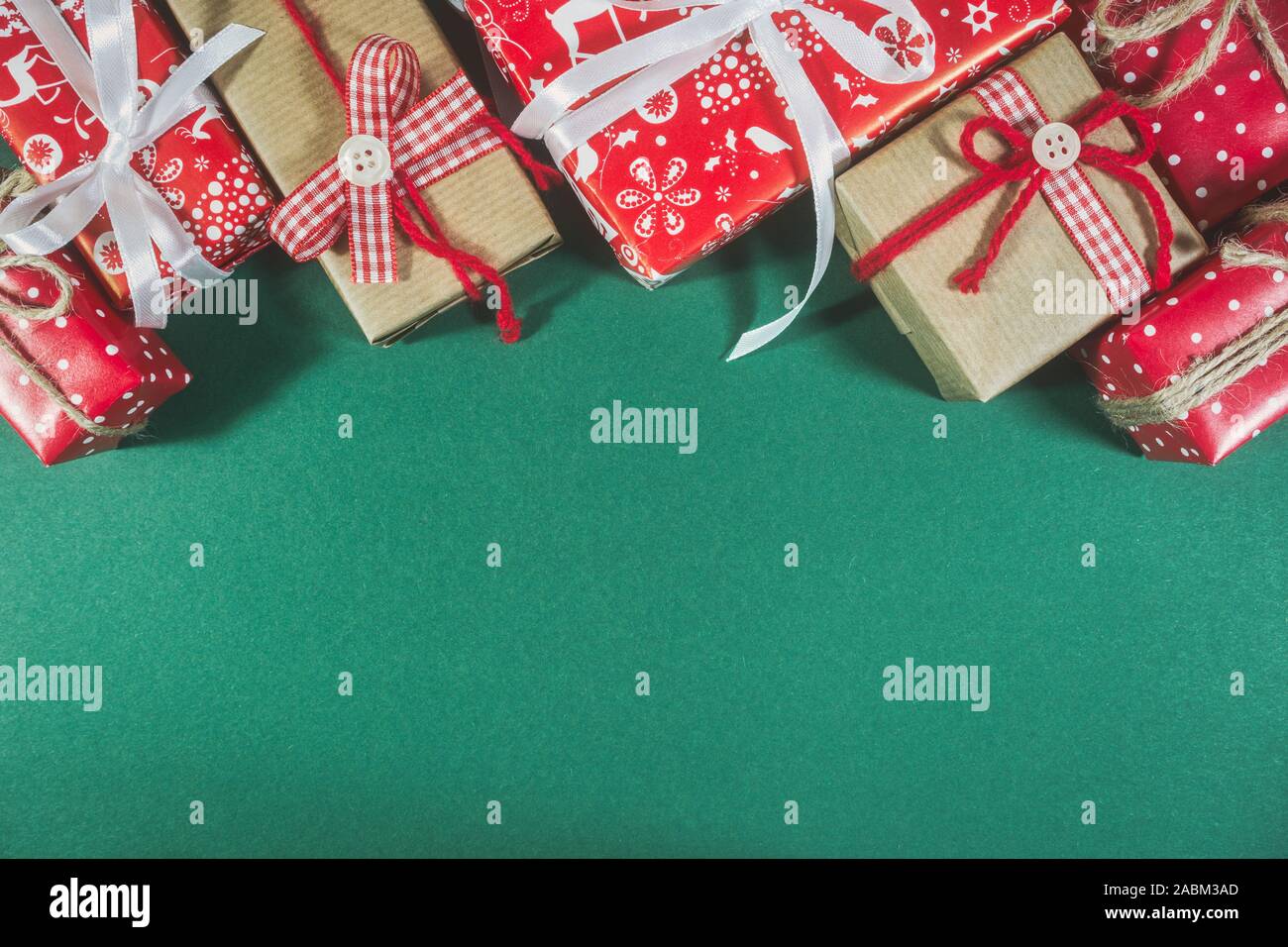 Carte de vœux de Noël avec les différents coffrets cadeaux sur fond vert. Vue de dessus avec l'exemplaire de l'espace. Banque D'Images