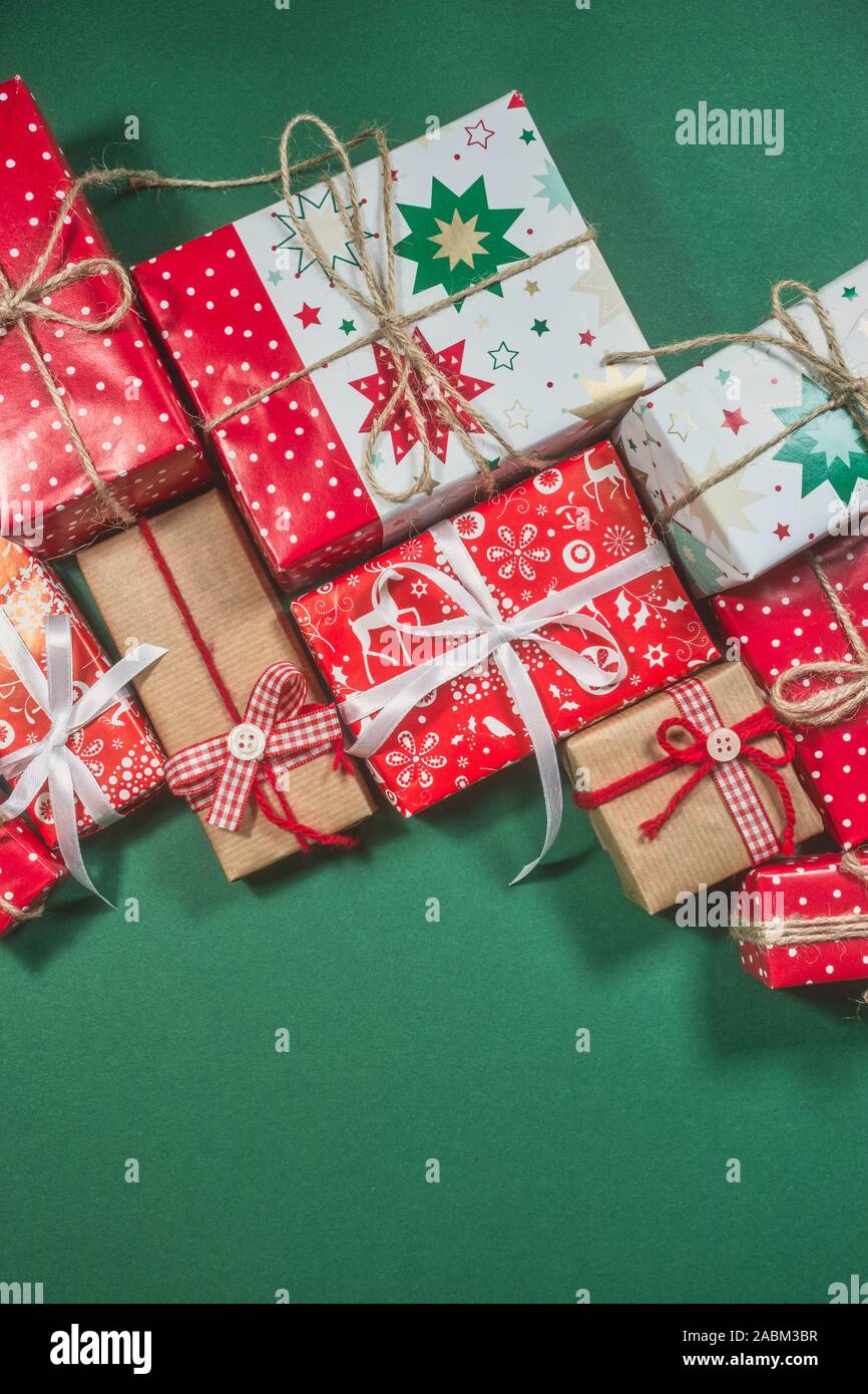 Carte de vœux de Noël avec les différents coffrets cadeaux sur fond vert. Vue de dessus avec l'exemplaire de l'espace. Banque D'Images
