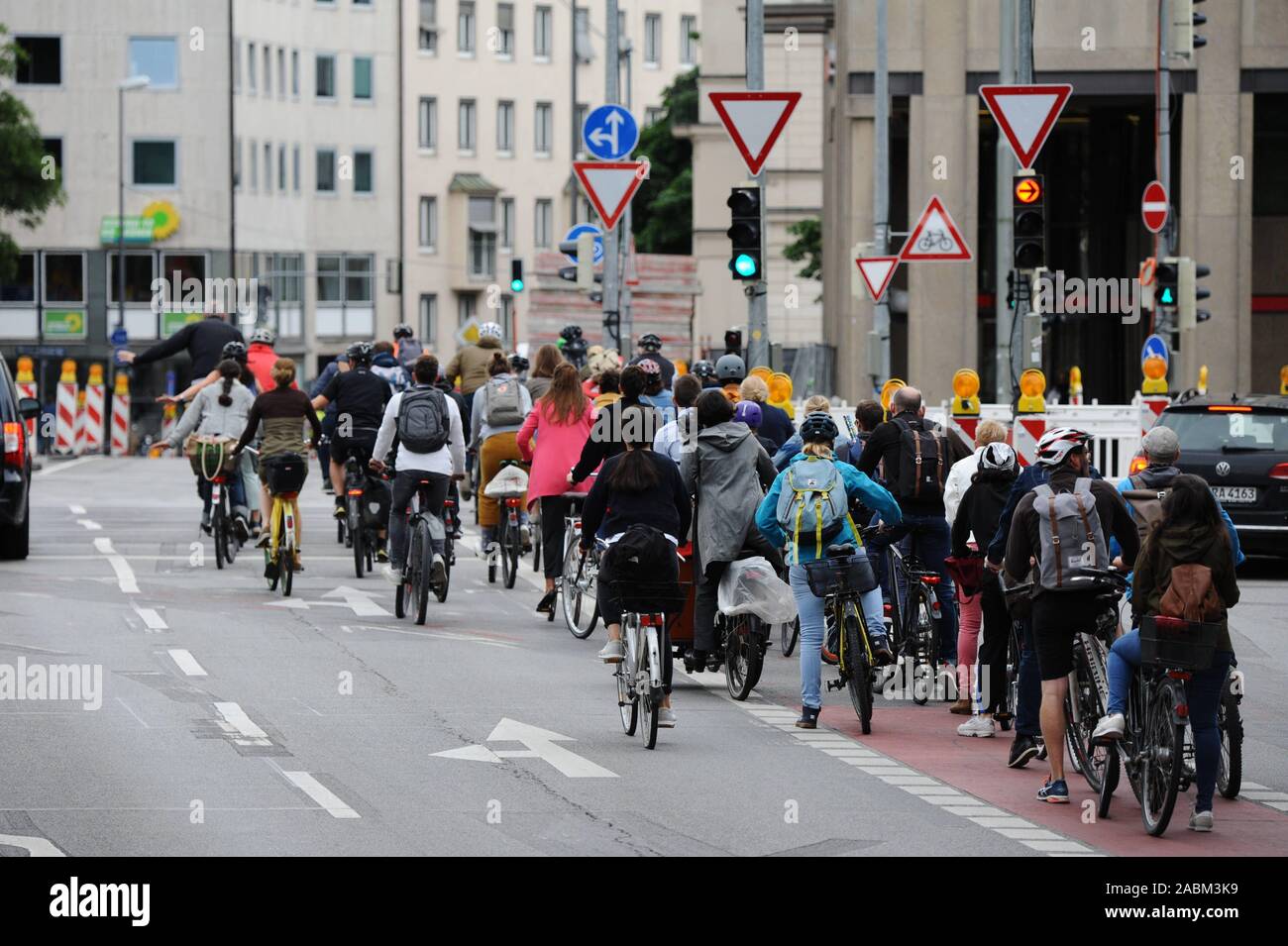 Onze heures de grève d'avertissement le syndicat Verdi dans les transports publics de Munich. Sont concernés les métros, bus et tramways de la Münchner Verkehrsgesellschaft (MVG). La photo montre une colonne de cyclistes à la Sendlinger Tor. [Traduction automatique] Banque D'Images