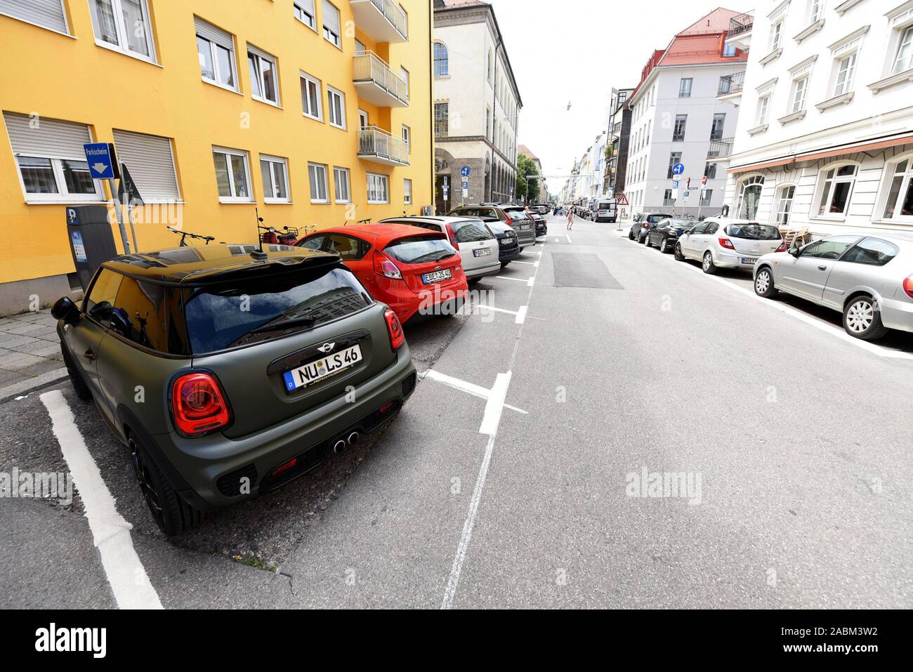 Les voitures en stationnement sur la diagonale nouvellement meublé,  parkings dans Amalienstraße dans Maxvorstadt. [Traduction automatique]  Photo Stock - Alamy