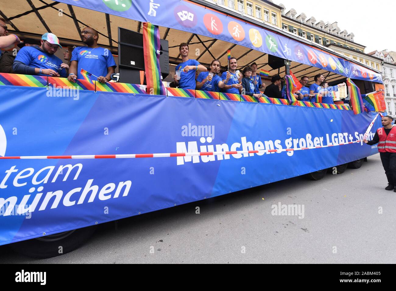 Les participants costumés colorée à la 39e Christopher Street Day Parade dans le centre-ville de Munich. Dans l'image les voitures de l'équipe de l'Association sportive de Munich. [Traduction automatique] Banque D'Images
