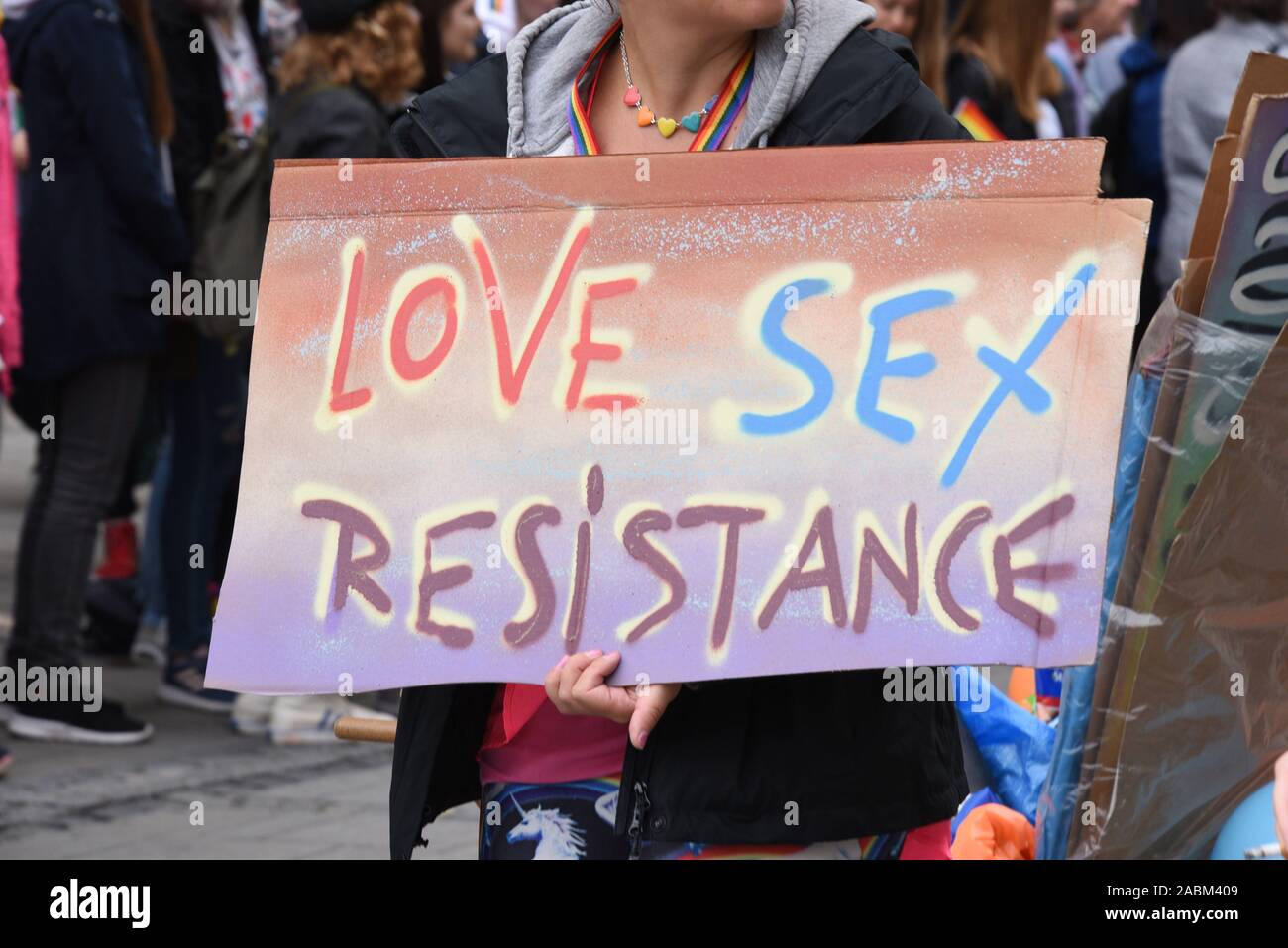 Les participants costumés colorée à la 39e Christopher Street Day Parade dans le centre-ville de Munich. Dans la photo avec une pancarte avec l'inscription "l'amour, le sexe, la résistance". [Traduction automatique] Banque D'Images