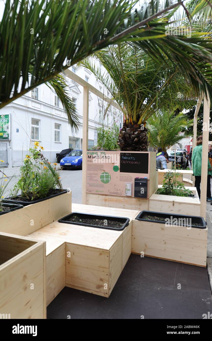 Dans le cadre d'un projet pilote, l'initiative de l'environnement Ville verte dans l'Ouest de Munich est la mise en place de terrasses en plein air sur le champ pendant 2 mois. L 'provisoire' Parklets sont écologisées et vous invitent à vous asseoir et de s'attarder. [Traduction automatique] Banque D'Images