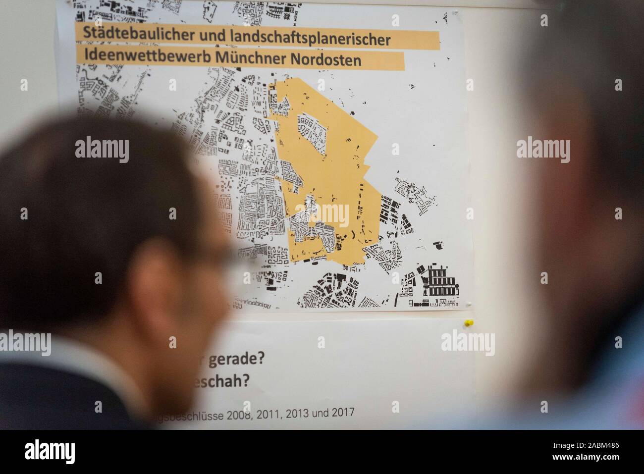 Environ 230 citoyens de l'école primaire sur Ruth-Drexel-Straße, prendre part à la compétition des idées au nord-est de Munich, le premier dialogue public sur la planification urbaine dans le nord-est de Munich. [Traduction automatique] Banque D'Images