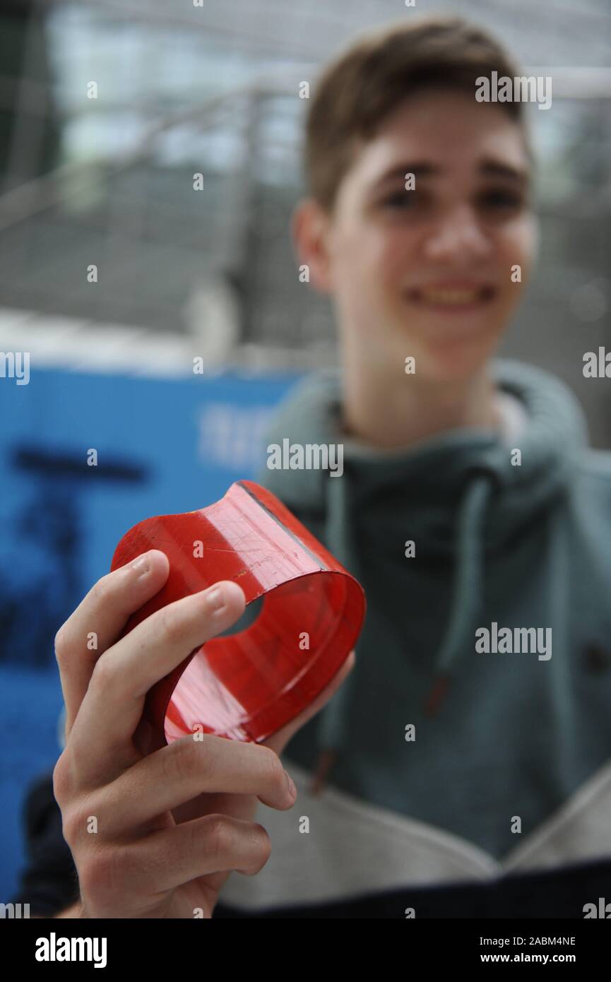 Nils Wagner, étudiant en physique à l'Université technique de Munich (TUM) à Garching, s'est classée première dans la compétition nationale "Jugend Forscht" pour son cylindre creux de vol X-Zylo. [Traduction automatique] Banque D'Images