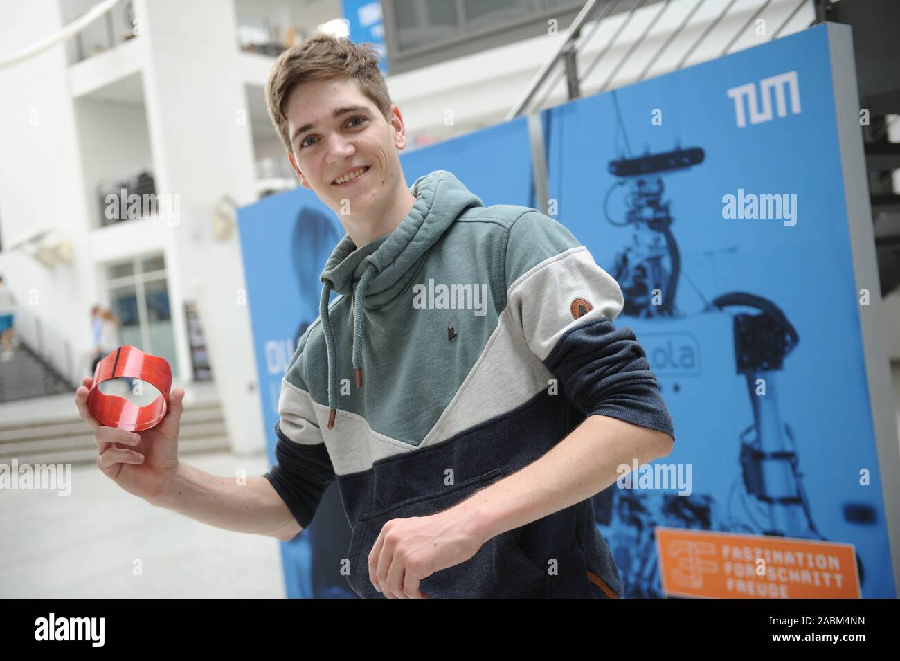 Nils Wagner, étudiant en physique à l'Université technique de Munich (TUM) à Garching, s'est classée première dans la compétition nationale "Jugend Forscht" pour son cylindre creux de vol X-Zylo. [Traduction automatique] Banque D'Images