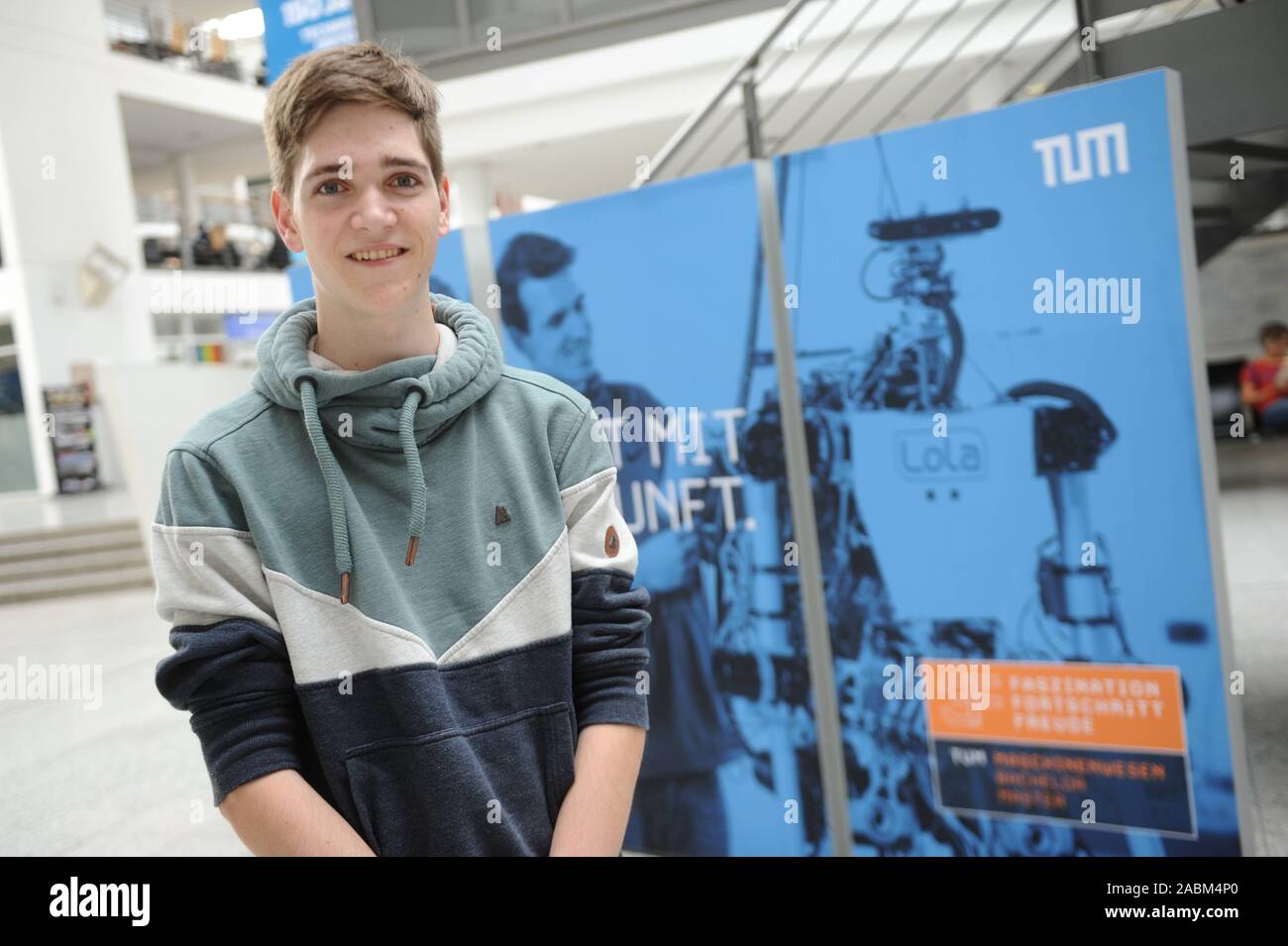 Nils Wagner, étudiant en physique à l'Université technique de Munich (TUM) à Garching, s'est classée première dans la compétition nationale "Jugend Forscht" pour son cylindre creux de vol X-Zylo. [Traduction automatique] Banque D'Images