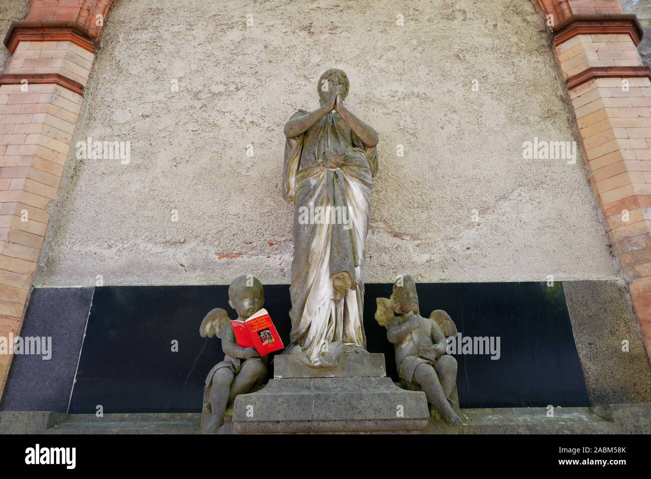 Deux anges avec des livres déposés par la suite à une grave sur l'ancien cimetière du sud dans l'Isarvorstadt. [Traduction automatique] Banque D'Images