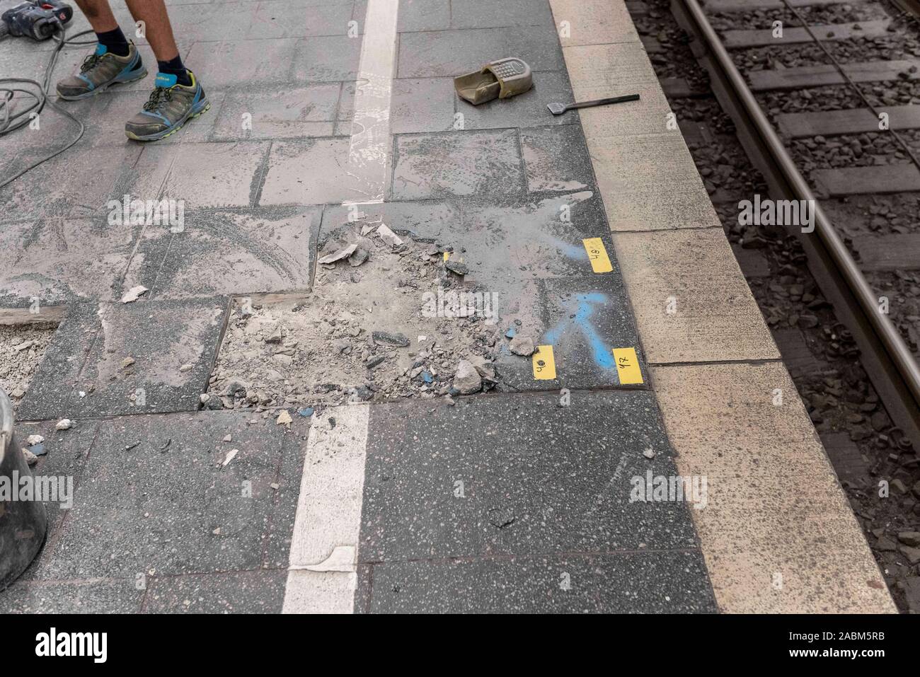 Travaux de modernisation sur le S-Bahn à la station de métro de la gare centrale de Munich pendant la nuit Fermeture de la ligne principale à la fin de semaine. Le remplacement des dalles de sol endommagé, ce qui peut devenir pour les passagers des risques de perte d'équilibre, est l'une des mesures coûteuses, mais importante rénovation. [Traduction automatique] Banque D'Images