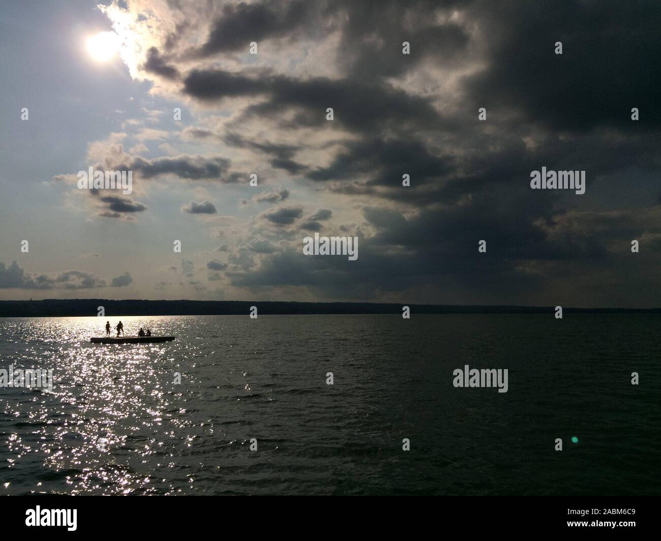 L'île de baignade sur l'Ammersee avec nuages météo. Vue de l'Aidenried sur l'autre rive en direction de Diessen. [Traduction automatique] Banque D'Images