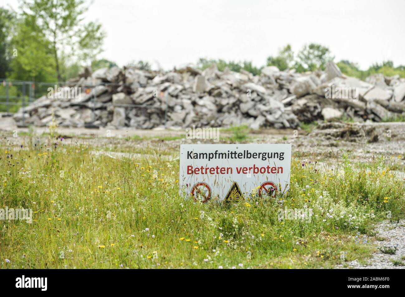 Dans Demunitioning la Fröttmaninger Heide. Signes d'avertissement indiquent le danger à la vie en quittant les chemins. [Traduction automatique] Banque D'Images