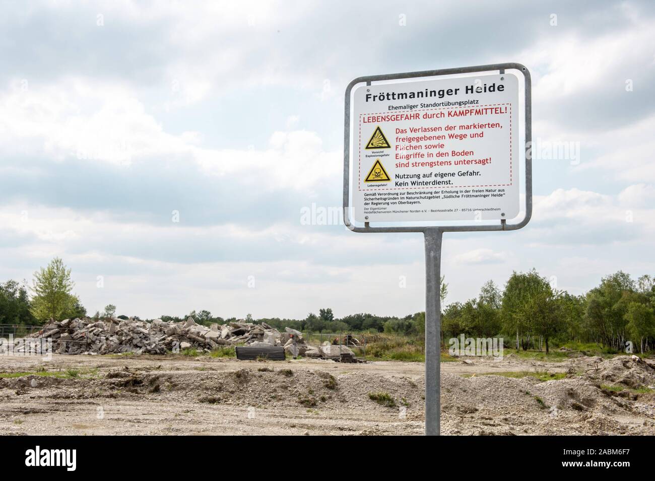 Dans Demunitioning la Fröttmaninger Heide. Signes d'avertissement indiquent le danger à la vie en quittant les chemins. [Traduction automatique] Banque D'Images