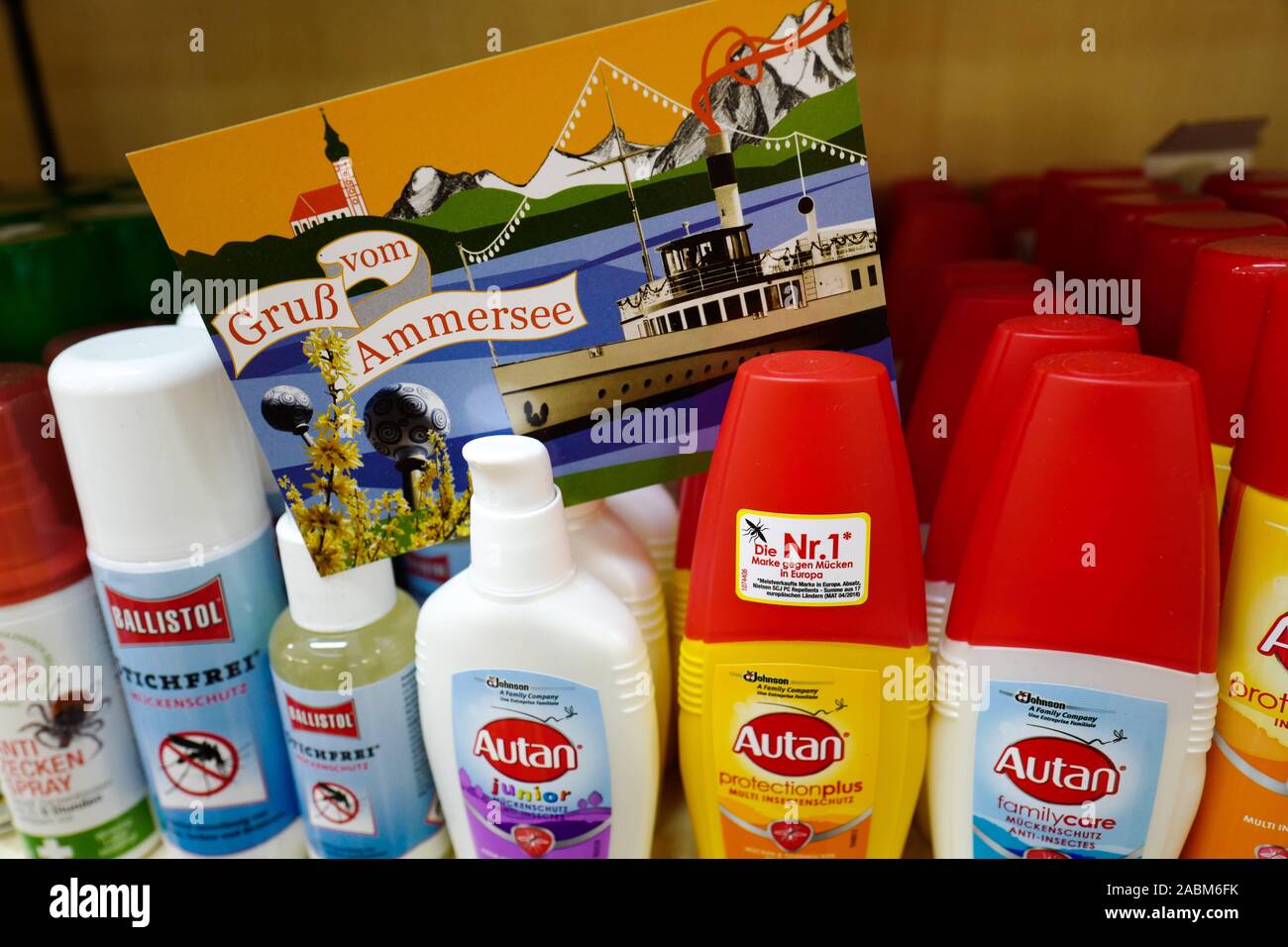 Au Loh pharmacie à Dießen am Ammersee, le Loh famille a une vaste gamme de sprays anti-moustiques. [Traduction automatique] Banque D'Images