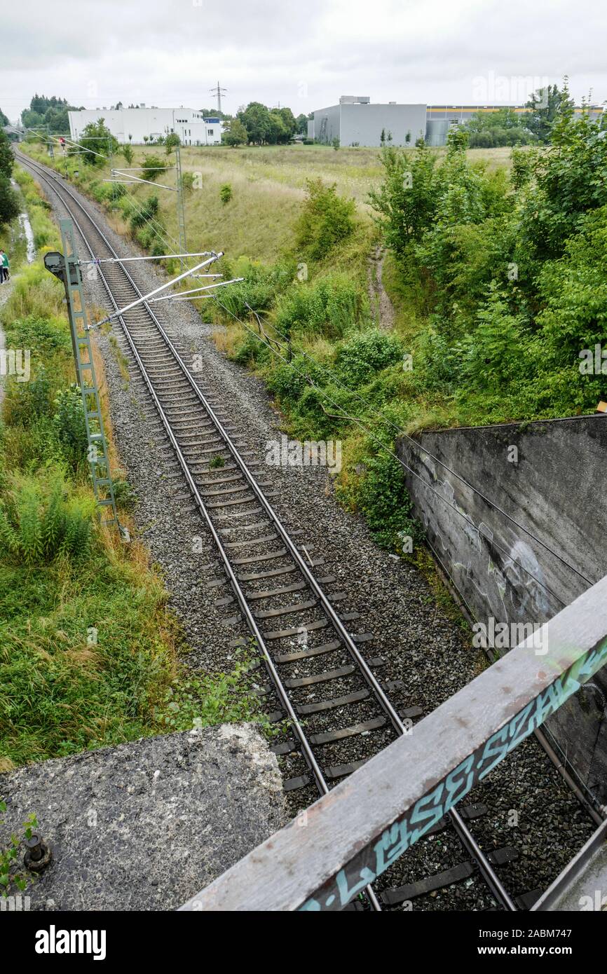 Vue du voies Truderinger Spange en direction de Daglfing. Dans l'arrière-plan Amazon et le Eisbachstudios. De nombreux résidents ne trouvent pas la nouvelle piste de l'acheminement et l'Dagflinger Truderinger Spange Kurve planifié par DB optimales. [Traduction automatique] Banque D'Images