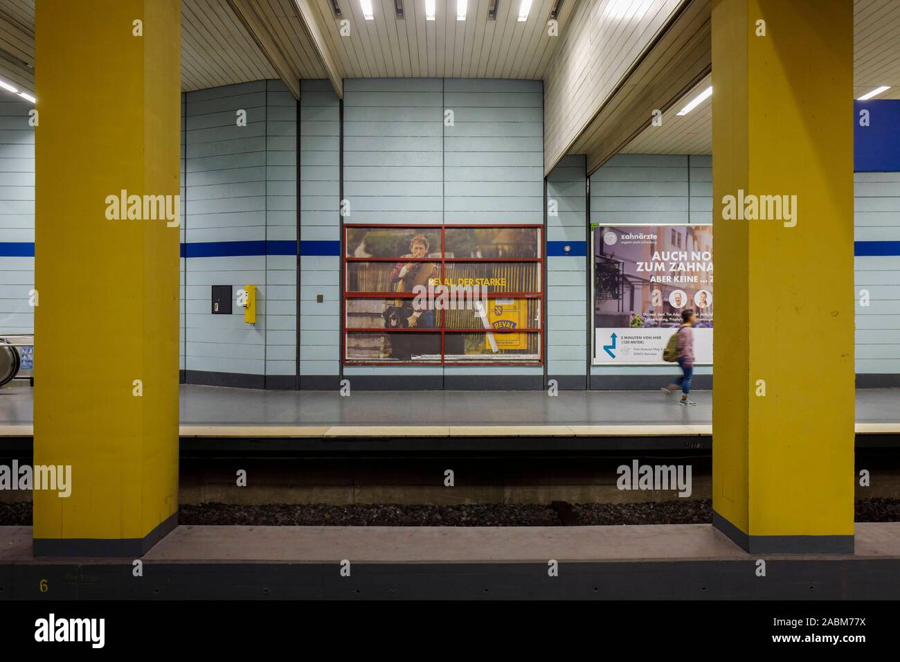 Vieille affiche publicitaire de la marque de cigarettes, Reval paru derrière un espace publicitaire sur le démantèlement de la station de métro Nordfriedhof de Munich. [Traduction automatique] Banque D'Images