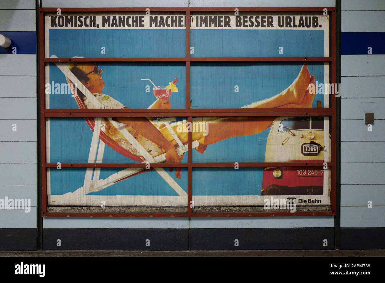 Vieille affiche publicitaire de la Deutsche Bahn AG, qui apparu derrière un espace publicitaire sur le démantèlement de la station de métro Nordfriedhof de Munich. [Traduction automatique] Banque D'Images