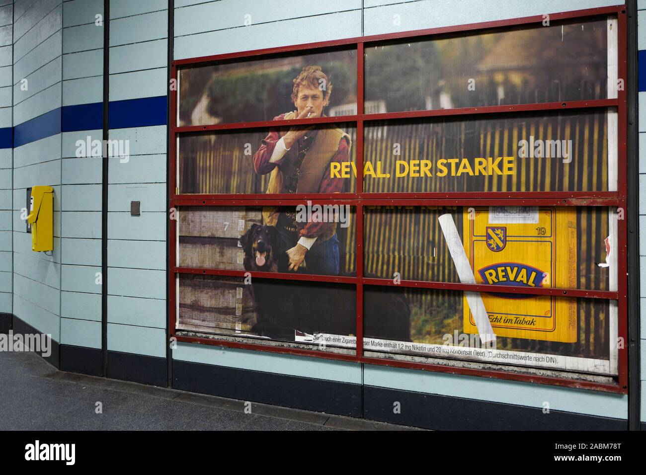 Vieille affiche publicitaire de la marque de cigarettes, Reval paru derrière un espace publicitaire sur le démantèlement de la station de métro Nordfriedhof de Munich. [Traduction automatique] Banque D'Images