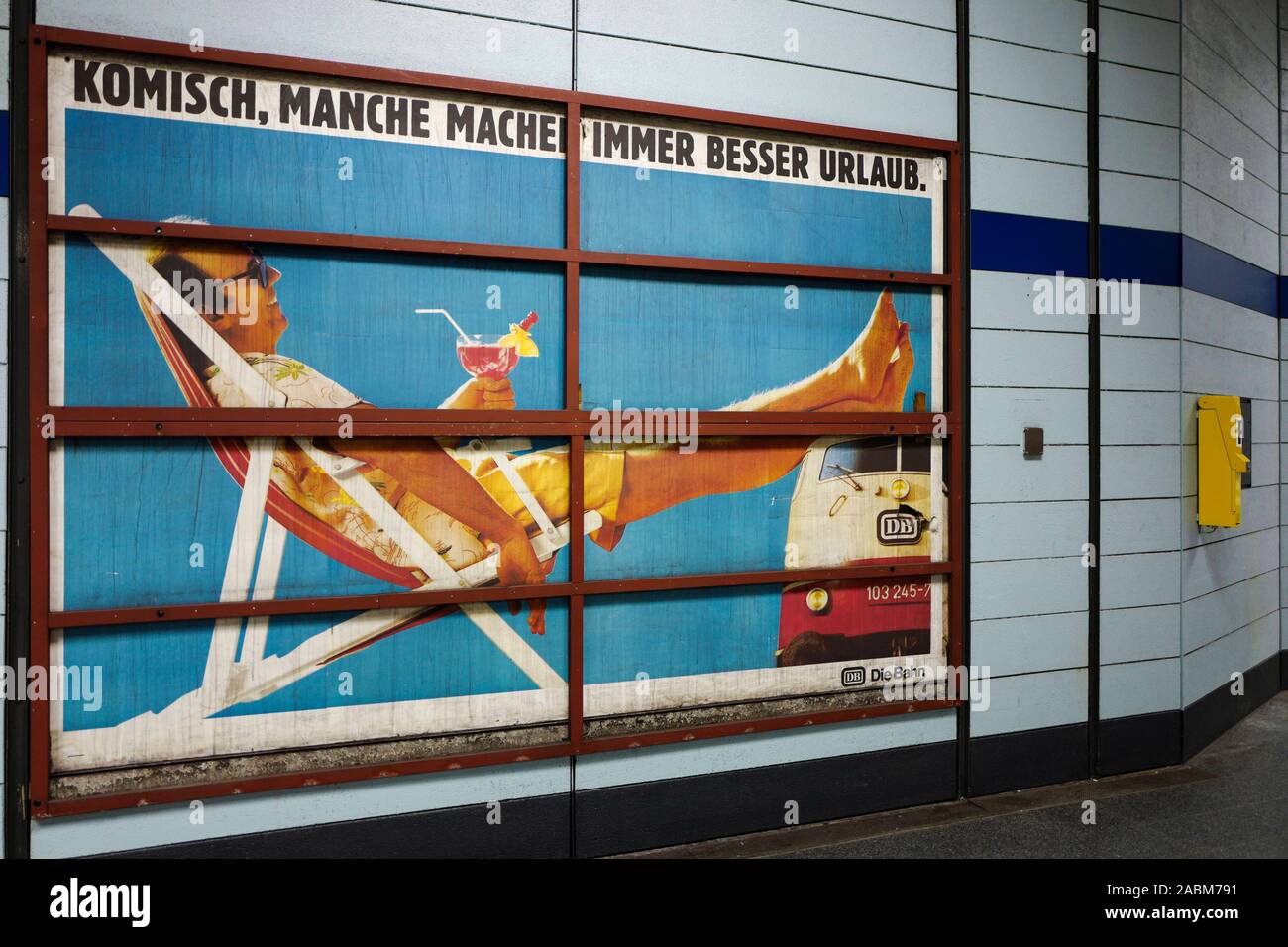 Vieille affiche publicitaire de la Deutsche Bahn AG, qui apparu derrière un espace publicitaire sur le démantèlement de la station de métro Nordfriedhof de Munich. [Traduction automatique] Banque D'Images