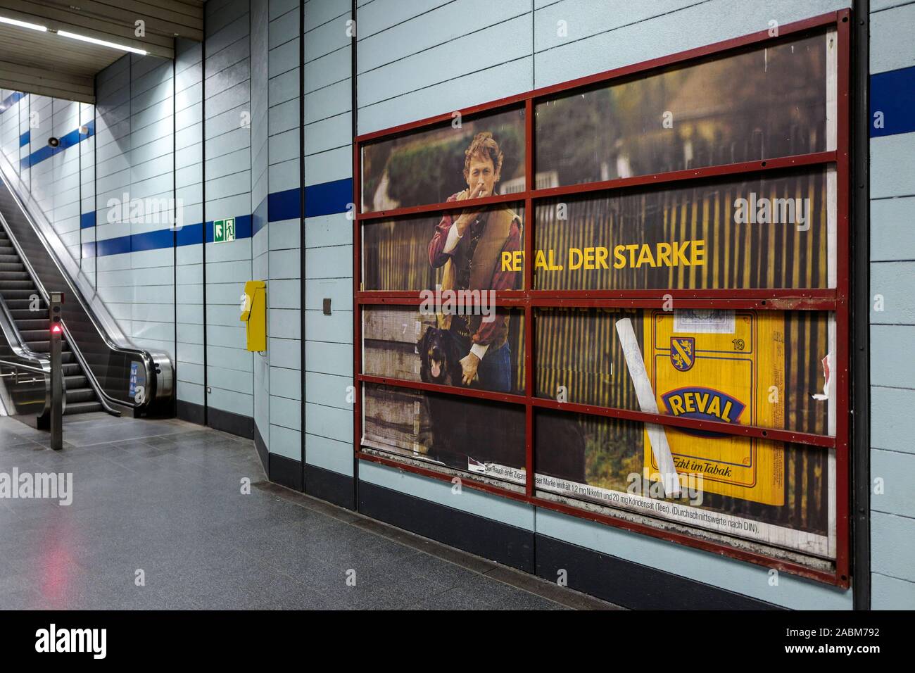 Vieille affiche publicitaire de la marque de cigarettes, Reval paru derrière un espace publicitaire sur le démantèlement de la station de métro Nordfriedhof de Munich. [Traduction automatique] Banque D'Images