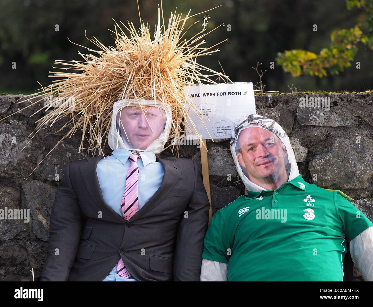 Halloween épouvantails de Boris Johnson et Rory Best in New Inn, Tipperary, Irlande Banque D'Images