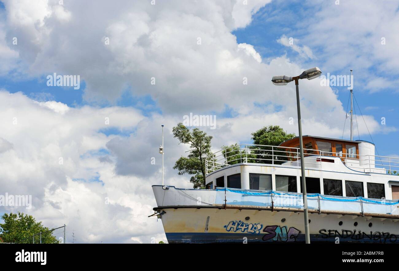 Organisé par 'Wannda e.V.', les navires d'excursion sur la Sendlinger MS Utting pont de chemin de fer offre l'espace pour des manifestations culturelles comme 'Alte Utting'. [Traduction automatique] Banque D'Images