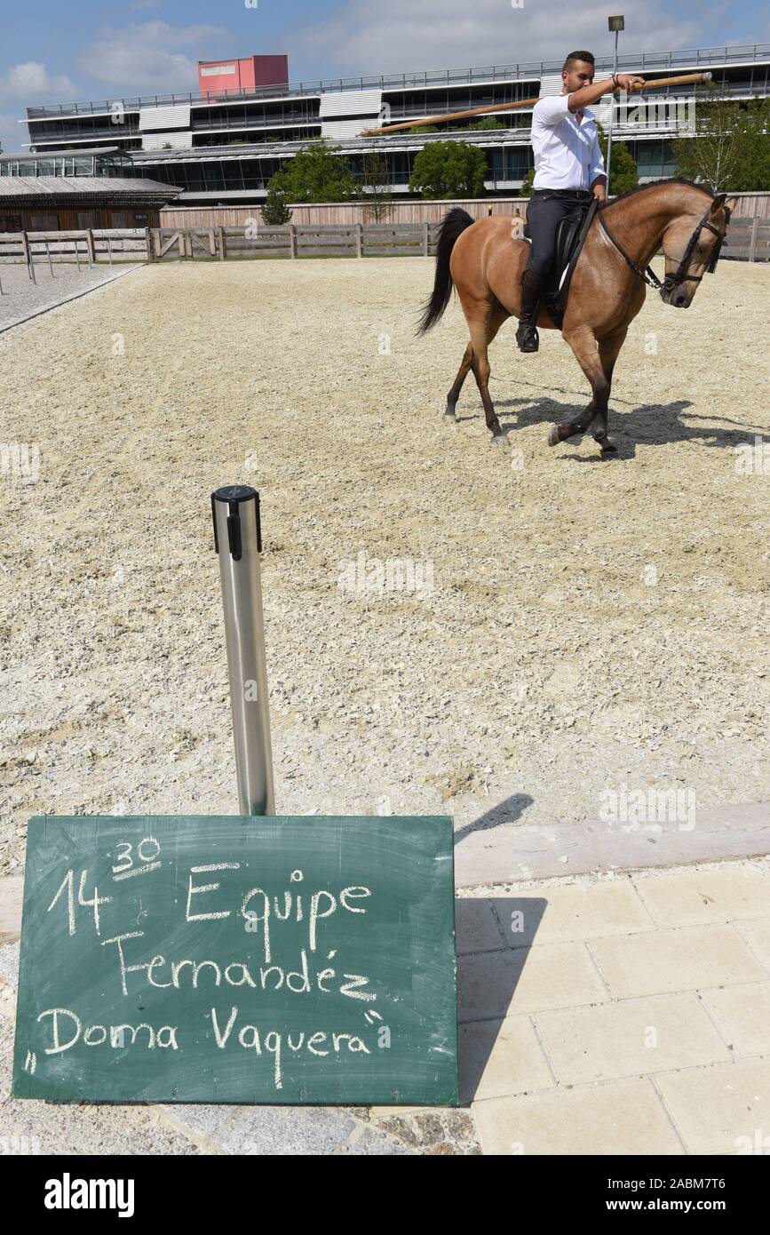 Le cheval parc aventure dans Munich-Fröttmanning. Dans la photo d'un membre de l'equipe espagnol Sebastian Fernandez avec son cheval "Turronero" montre l'ancien pasteur équitation avec un 'Garrocha', long bâton en bois. [Traduction automatique] Banque D'Images