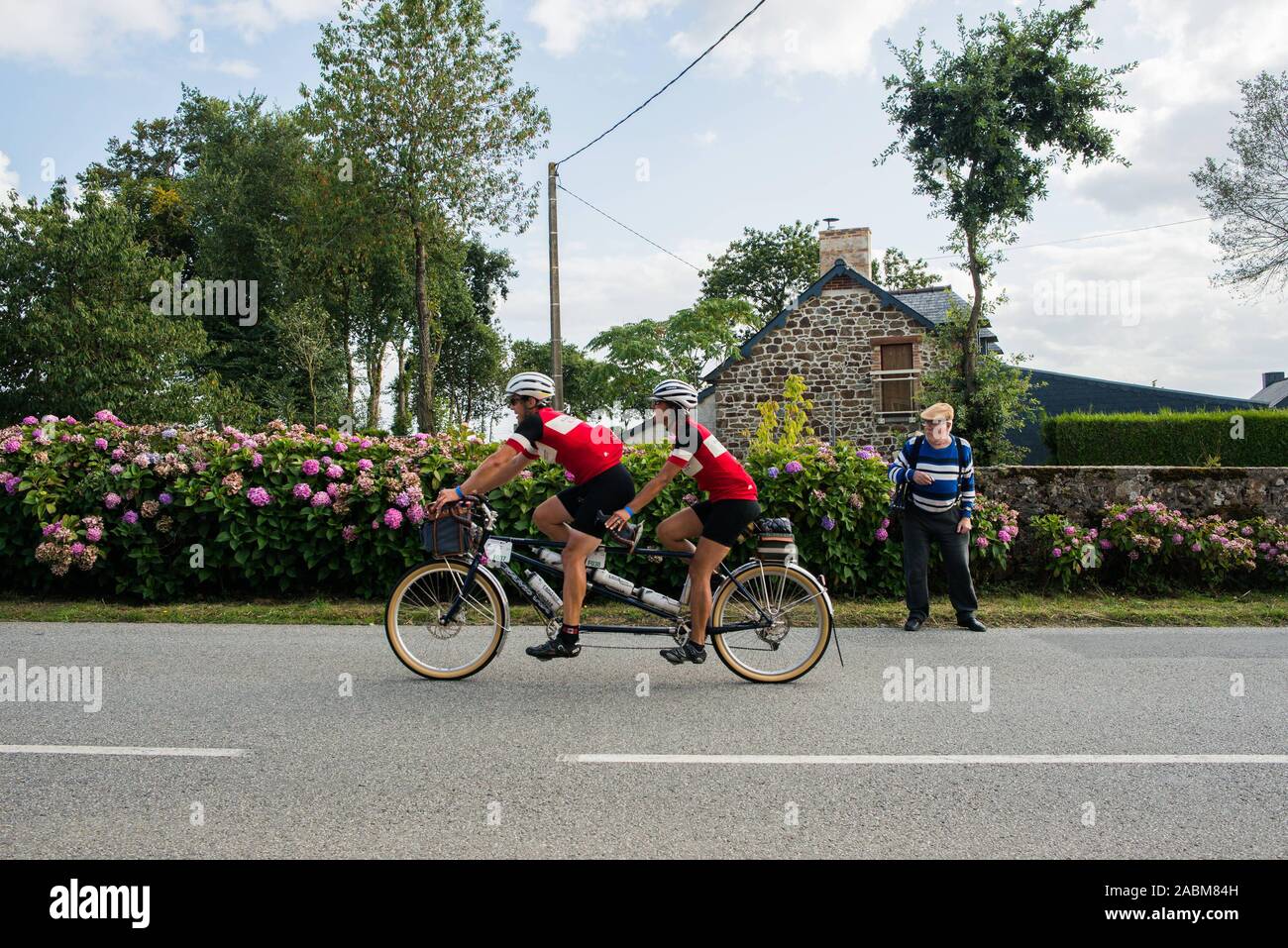 Randonnée à vélo les participants à la course cycliste Paris-Brest-Paris (Brevet) en août 2019. La course a lieu tous les quatre ans et couvre une distance totale d'environ 1220 kilomètres. [Traduction automatique] Banque D'Images