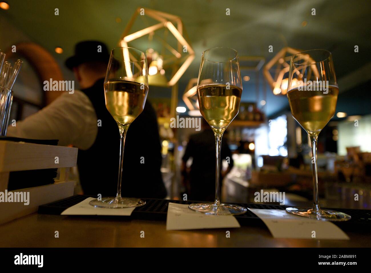 Dans le 'Kubaschewski' sur la Karlsplatz, champagne et Schmarrn sont servis. Le bar est nommé d'après la légende du cinéma et de célébration, dont le Gloriabälle Kubaschewski ilse fait l'histoire dans les années 60 : une grande sélection de vins mousseux. [Traduction automatique] Banque D'Images