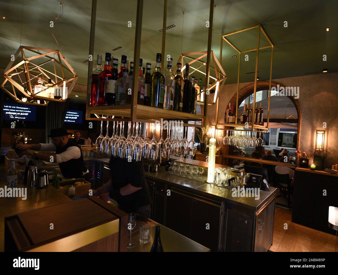 Dans le 'Kubaschewski' sur la Karlsplatz, champagne et Schmarrn sont servis. Le bar est nommé d'après la légende du cinéma et de célébration, dont le Gloriabälle Kubaschewski ilse fait l'histoire dans les années 60. [Traduction automatique] Banque D'Images
