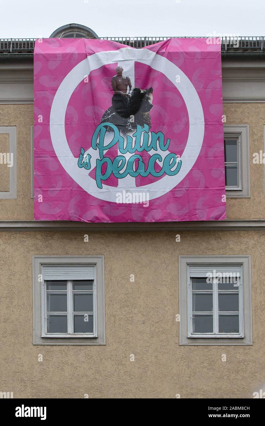 Poutine poster à la Prinzregentenstraße 65 construction à Munich. Au-dessus de la 'lettrage Poutine est la paix" et un grand symbole de paix sur un fond rose, le président russe Vladimir Poutine est représenté à cheval un ours avec son haut du corps gratuitement. [Traduction automatique] Banque D'Images