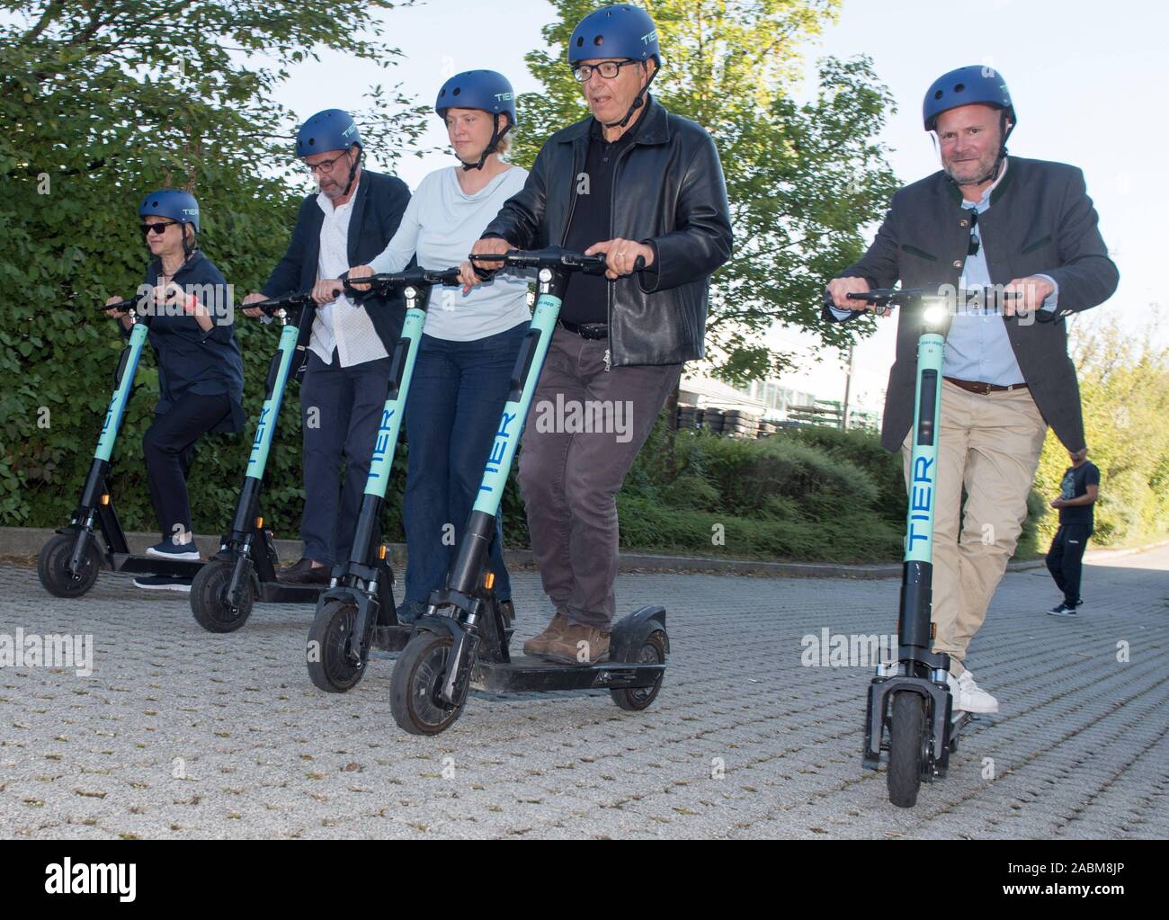 Le conseil municipal SPD visites fraction le e-scooter de niveau opérateur, qui coopère avec la GDS sur les locaux de l'entreprise à Garching et fait un essai de conduite. Sur la photo de gauche à droite : Renate (Kurzdörfer chemisier bleu), Klaus Peter Rupp (lunettes et barbe), Simone Burger (light) chemisier, et Marian Offman (verres) et Christian Vorländer (blanc sneakers). [Traduction automatique] Banque D'Images